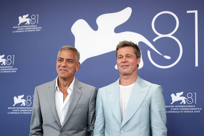 George Clooney a Brad Pitt na benátském uvedení filmu Wolfs.