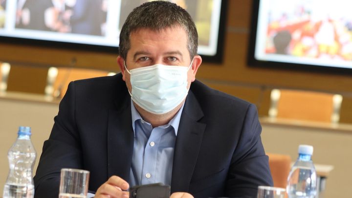 Při 120 000 nakažených za měsíc hrozí omezení lůžkové péče, varuje Hamáček