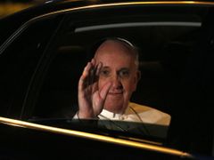 Papež odjíždí z vězení pro mladé delikventy.