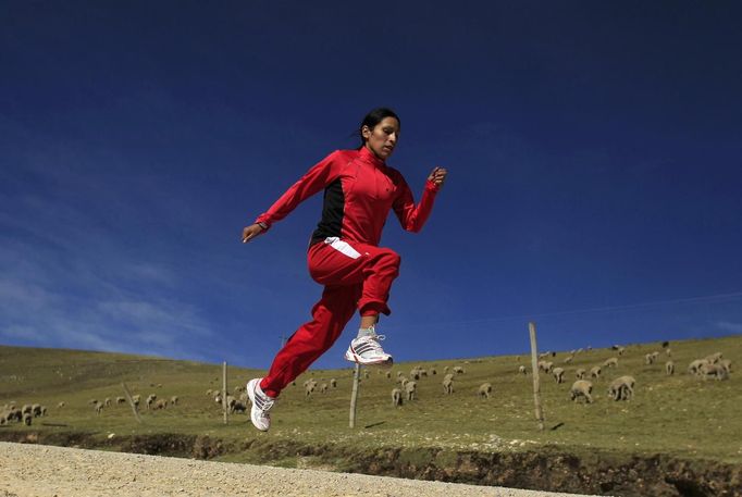 Marathon runner Gladys Tejeda, the first Peruvian athlete who qualified for the 2012 London Olympic Games, runs during her training in the Andean province of Junin May 14, 2012. A private company will take Tejeda's mother Marcelina Pucuhuaranga, 69, to London as part of the "Thank you Mom" program. For Pucuhuaranga, who received her first passport, it will be the first time travelling out of Peru. The program will take about 120 mothers of different athletes around the world to attend the games. Tejeda, the youngest of nine children, returned to her hometown to visit her mother and to focus on training where she will run more than 20 km every day in the highlands (over 4,105 meters above sea level). Picture taken May 14, 2012. REUTERS/Pilar Olivares (PERU - Tags: SPORT ATHLETICS OLYMPICS TPX IMAGES OF THE DAY) Published: Kvě. 17, 2012, 5:44 odp.