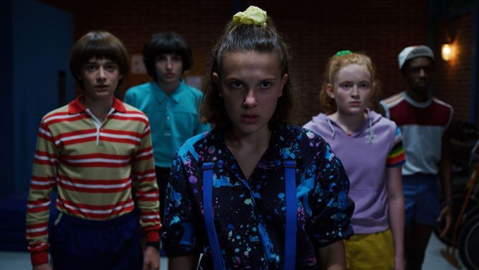 Eleven (uprostřed) hraje Millie Bobby Brownová.
