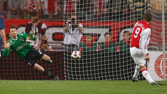 Šok pro Ajax! Slavia vyhrála gólem z penalty