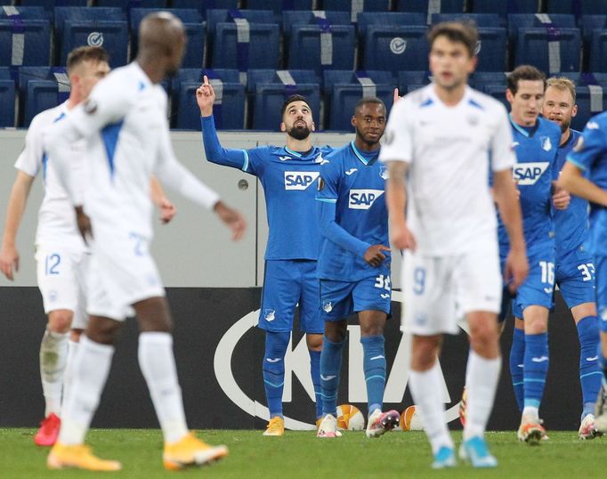 Fotbalisté Hoffenheimu slaví gól v zápase Evropské ligy s Libercem