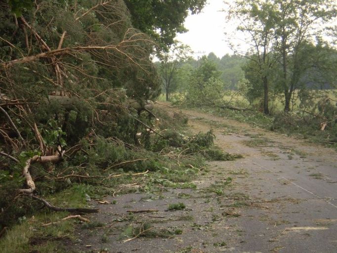 Přes celé území Pardubického kraje se kolem 20,00 hodiny přehnala silná bouře doprovázená krupobitím a větrem místy přesahujícím rychlost 100 km/hod. V okolí Pardubic a směrem na Holice byly kroupy velikosti až 4 cm.