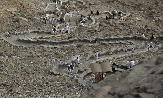 Muslim pilgrims climb Mount Noor where Muslims believe Prophet Mohammad received the first words of the Koran through Gabriel, during the annual haj pilgrimage in Mecca October 21, 2012. REUTERS/Amr Abdallah Dalsh (SAUDI ARABIA - Tags: RELIGION) Published: Říj. 21, 2012, 10:22 odp.