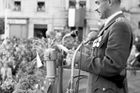Oslavy prvního výročí Slovenského národního povstání v roce 1946 v Banské Bystrici. Na snímku partyzánský velitel Viliam Žingor při projevu. Za čtyři roky bude po vykonstruovaném soudním procesu jako "najatý žoldnéř kapitalismu" oběšen.