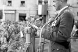 Oslavy prvního výročí Slovenského národního povstání v roce 1946 v Banské Bystrici. Na snímku partyzánský velitel Viliam Žingor při projevu. Za čtyři roky bude po vykonstruovaném soudním procesu jako "najatý žoldnéř kapitalismu" oběšen.