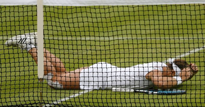 Kirsten Flipkensová se raduje v zápase proti Petře Kvitové na Wimbledonu 2013