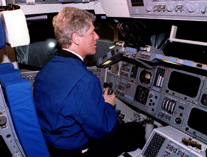 Únor 1994. Prezident Bill Clinton si v Johnsonově vesmírném centru zkouší na simulátoru, jaké je to řídit raketoplán.