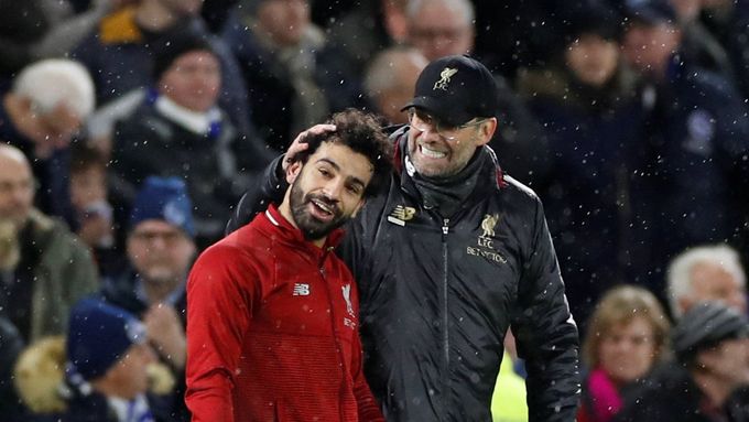 Muhammad Salah a Jürgen Klopp se radují po výhře Liverpoolu v Brightonu.