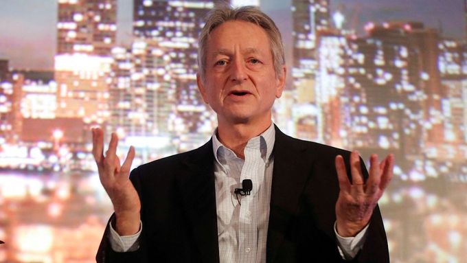 "Ani na okamžik si nemyslete, že by Putin nevyrobil hyperinteligentní roboty s úkolem zabíjet Ukrajince. Neváhal by," říká Geoffrey Hinton.