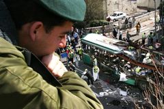 Palestinec vyhodil do vzduchu autobus. Spisovatelka přežila a dává to zažít hrdince