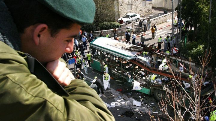 Palestinec vyhodil do vzduchu autobus. Spisovatelka přežila a dává to zažít hrdince; Zdroj foto: AFP / Profimedia