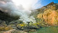 Na dně asi 180 metrů hlubokého kráteru se nachází sirnými opary zahalené jezero Kawah Ijen, které je největším a nejdéle existujícím sirným jezerem na světě. Hloubka jezera sahá až k hodnotě 200 metrů, jedná se v podstatě o obrovskou nádrž kyseliny sírové. Voda v jezeře na Ph škále dosahuje stupně kyselosti cca 0,5, což je srovnatelné s roztokem kyseliny sírové, která se nachází v autobateriích.