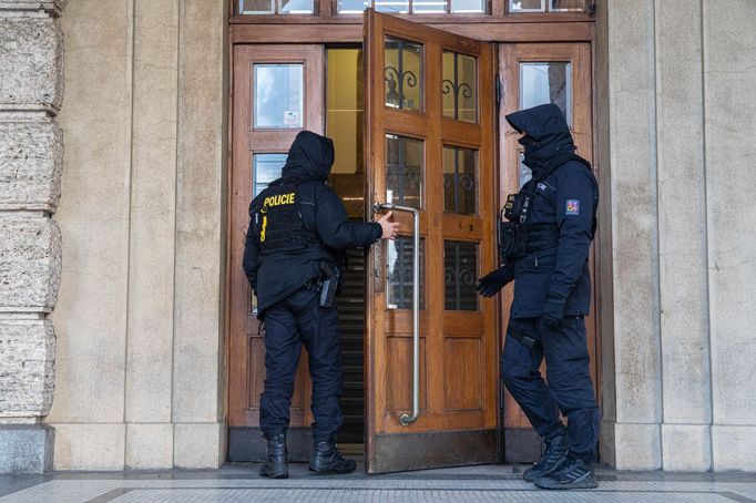 Filozofická fakulta v Praze den po střelbě, při které zahynulo 14 lidí. Lidé k jejím zdem nosí květiny a svíčky, stejně tak je pokládají na náměstí Jana Palacha.