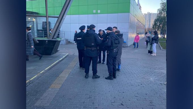 Ruští policisté odchytávají mladé muže přímo na ulicích - u vchodů do metra, v hostelích či před obytnými domy.