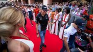 Esteban Ocon z Force India prochází špalírem půvabných hostesek. Start Velké ceny se kvapem blíží.