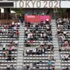 Fanoušci na okruhu ve Fudži sledují dojezd hromadného závodu mužů na OH 2020