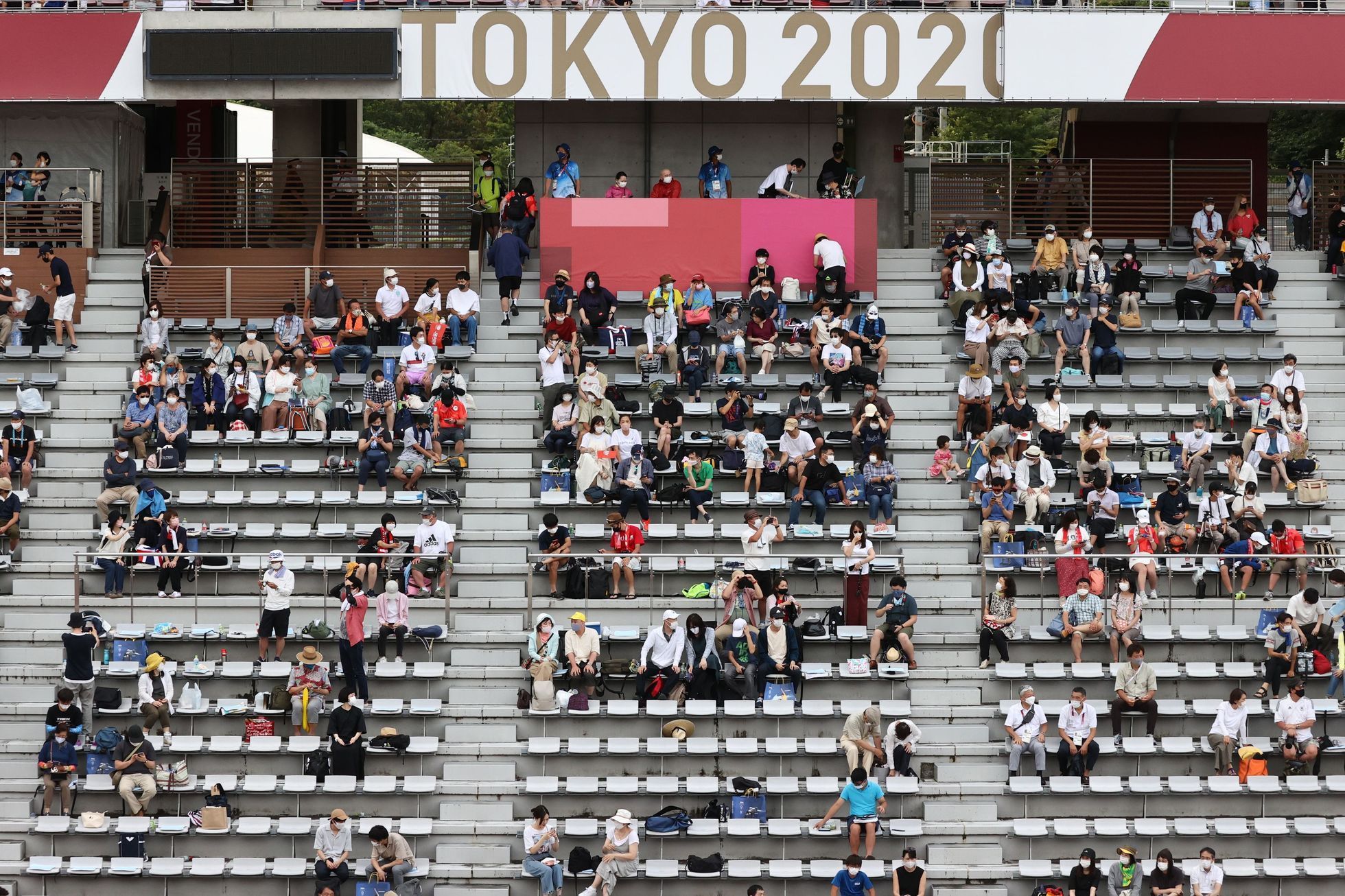 Fanoušci na okruhu ve Fudži sledují dojezd hromadného závodu mužů na OH 2020