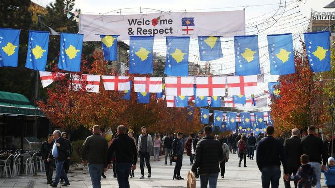 Ulice Prištiny před zápasem Kosovo - Anglie, kvalifikace o Euro 2020.