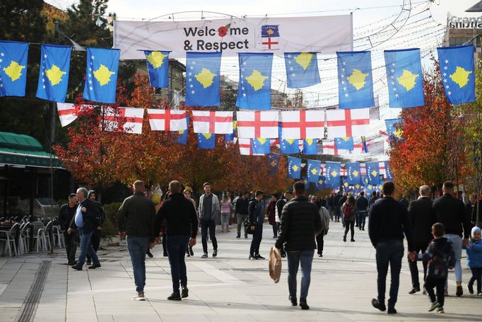 Ulice Prištiny před zápasem Kosovo - Anglie, kvalifikace o Euro 2020.