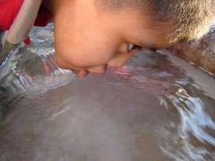 Mexický chlapec pije vodu přímo z potoka. O problému nedostatku vody ve světě jedná Světové fórum o vodě v Mexico City.