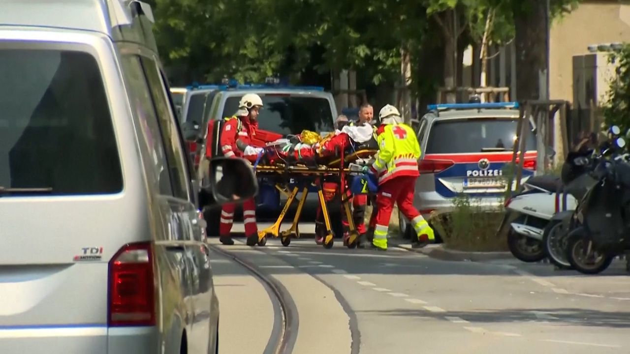 Při střelbě ve škole ve Štýrském Hradci zemřelo nejméně devět lidí a útočník
