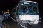 Střet autobusu s mikrobusem těžce zranil šoféra