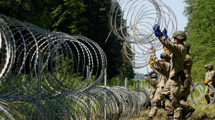 Foto: Evropa se opevňuje kvůli migraci. Na hranicích Polska i Litvy přibývají dráty; Zdroj foto: Reuters