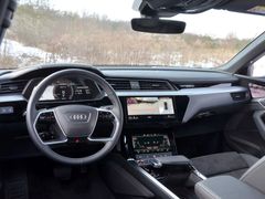 Interiér e-tronu, to je typické Audi: perfektní zpracování a velice dobrá ergonomie, tedy až na ta kamerová zrcátka.