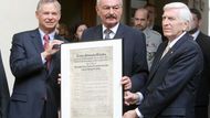 Dohodu přivezl do Prahy z Bratislavy, kde byla vystavena během léta, velvyslanec Spojených států na Slovensku Vincent Obsitnik (vpravo). Společně s velvyslancem USA v Česku Richardem Graberem (vlevo) ji předal Přemyslu Sobotkovi, předsedovi Senátu (uprostřed).