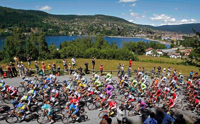 Cyklisté během sedmé etapy Tour de France 2012.