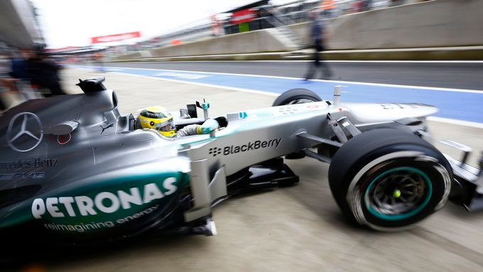 Nejlépe se komplikovanými podmínkami v Silverstone zatím vypořádal Nico Rosberg.