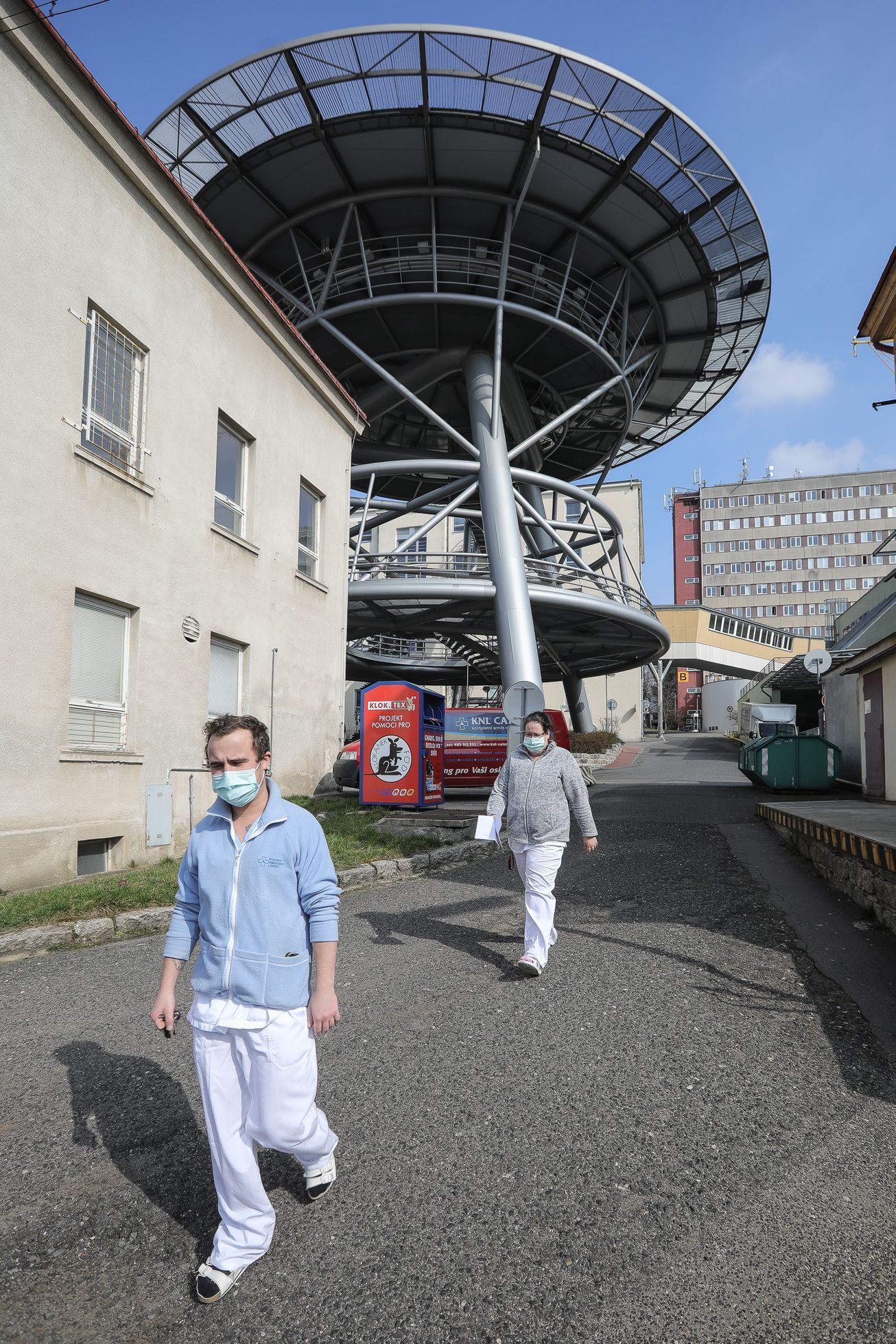 Koronavirus, COVID - Uzavřená Nemocnice Liberec, checkpoint, drive-in kontrola, medik, zdravotník