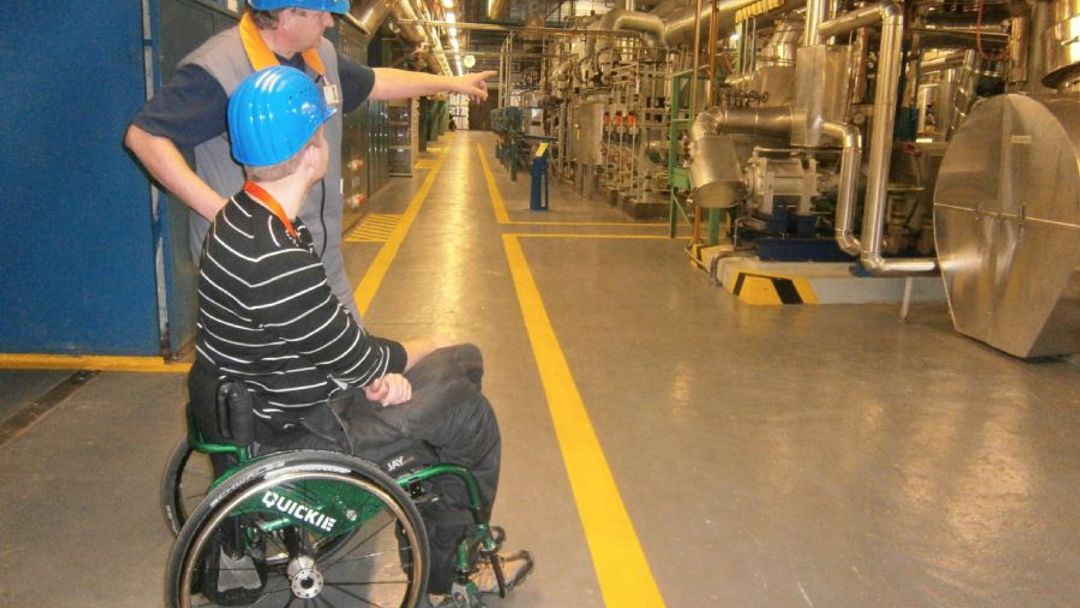 Handicapovaný student získal stáž v jaderné elektrárně. Píše tu diplomku o blackoutu