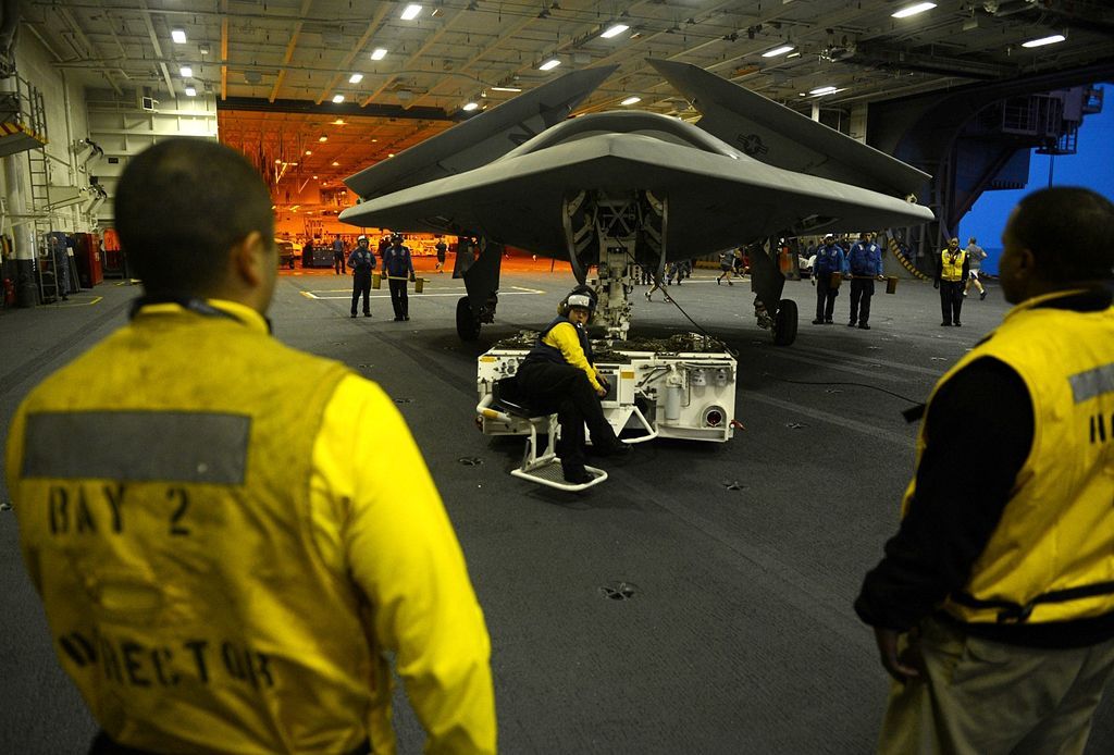 Nepoužívat, pouze jednorázová licence! Fotogalerie: Tak vypadal první start bezpilotního letounu X-47B z letadlové loďi