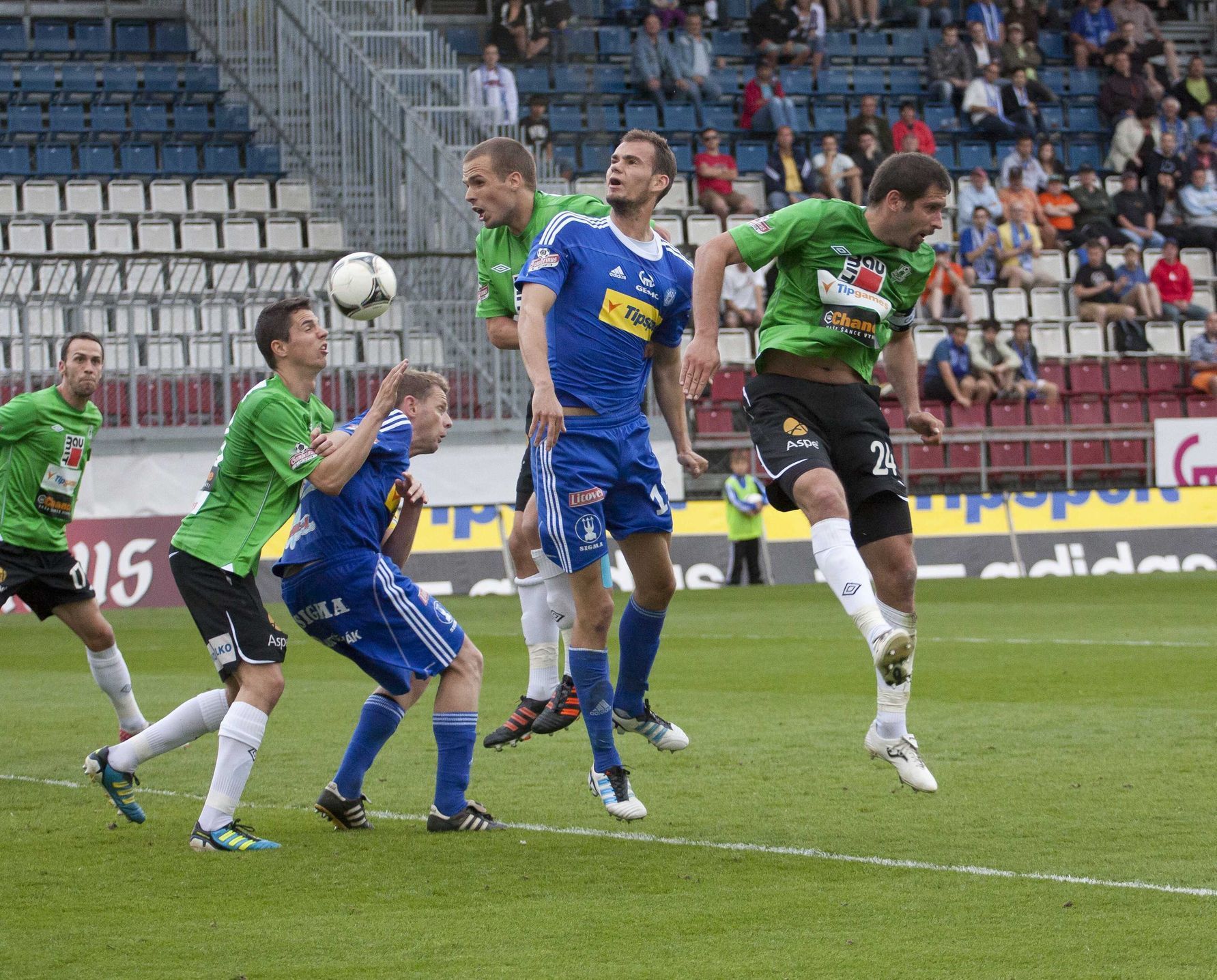 Hlavičkový souboj v utkání Sigma - Jablonec