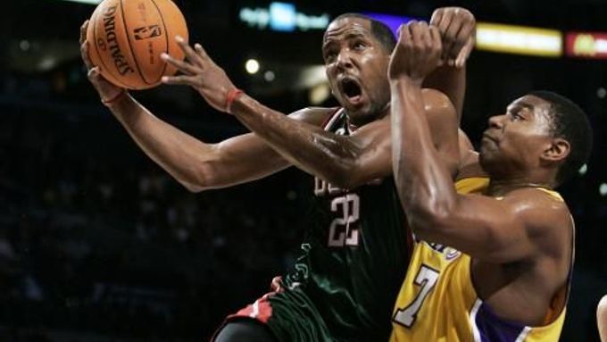 Michael Redd z Milwaukee (vlevo) se snaží prosadit přes hráče Lakers Andrewa Bynuma.