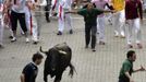 A shepherd prevents fighting bull Fugado (Runaway) from turning back at the Telefonica corner, during the third Encierro (Running Of The Bulls) at the San Fermin festival in Pamplona July 9, 2012. Three people were gored by Fugado, a 545 kg (1200 lb) bull from the Cebada Gago ranch, in a run that lasted three minutes and thirty-eight seconds. REUTERS/Vincent West (SPAIN - Tags: ANIMALS SOCIETY) Published: Čec. 9, 2012, 7:41 dop.