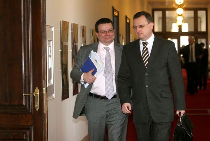 Ministři Alexandr Vondra a Petr Nečas přicházejí na jednání vlády.