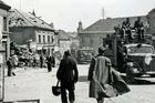 Mávali Sovětům, ti je povraždili. "Mírové" nálety Rudé armády zabily stovky lidí