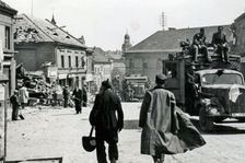 Mávali Sovětům, ti je povraždili. "Mírové" nálety Rudé armády zabily stovky lidí