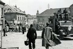 Mávali Sovětům, ti je povraždili. "Mírové" nálety Rudé armády zabily stovky lidí
