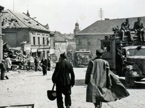 Mávali Sovětům, ti je povraždili. "Mírové" nálety Rudé armády zabily stovky lidí