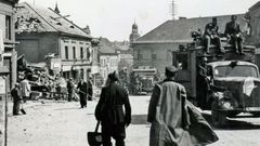 Náměstí v Roudnici nad Labem vybombardované 9. května 1945 sovětskými letci.