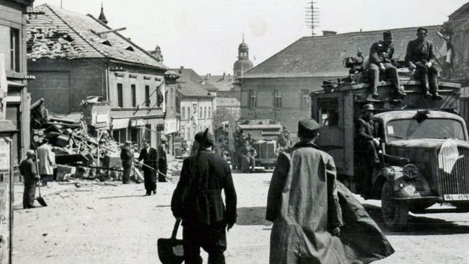 Roudnice nad Labem byla jedním z českých měst, kde 9. a 10. května 1945 zabíjely a ničily bomby vypuštěné ze sovětských letadel. Tady tehdejší realita na roudnickém Karlově náměstí.
