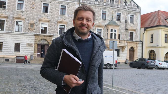 Předseda STAN Vít Rakušan po rozhovoru pro Aktuálně.cz před radnicí v Kolíně. Městu vládl jako starosta v letech 2010 až 2019, podařilo se mu vyhrát volby s více než 60 procenty hlasů.