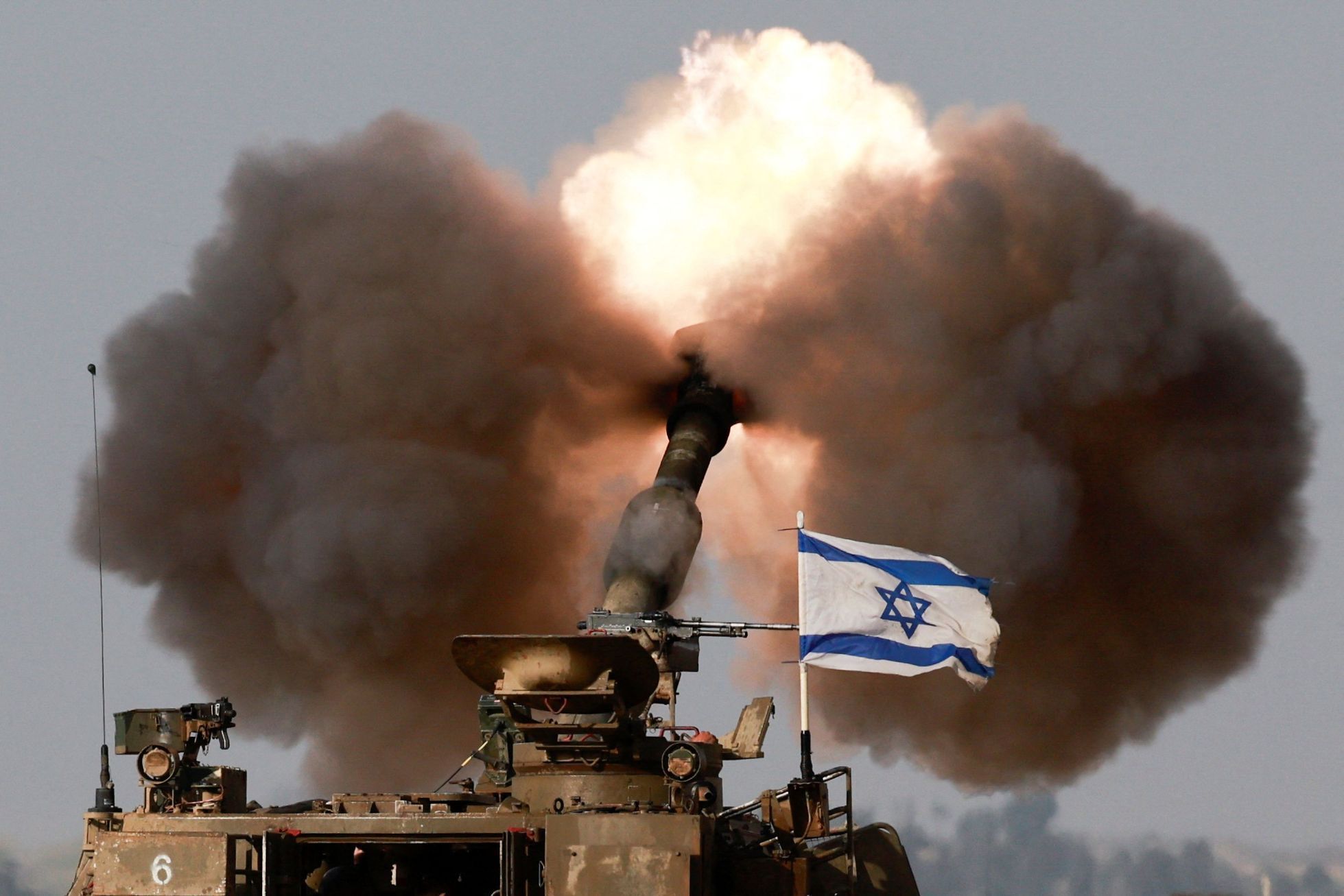Izraelské dělostřelectvo pálí na Gazu.