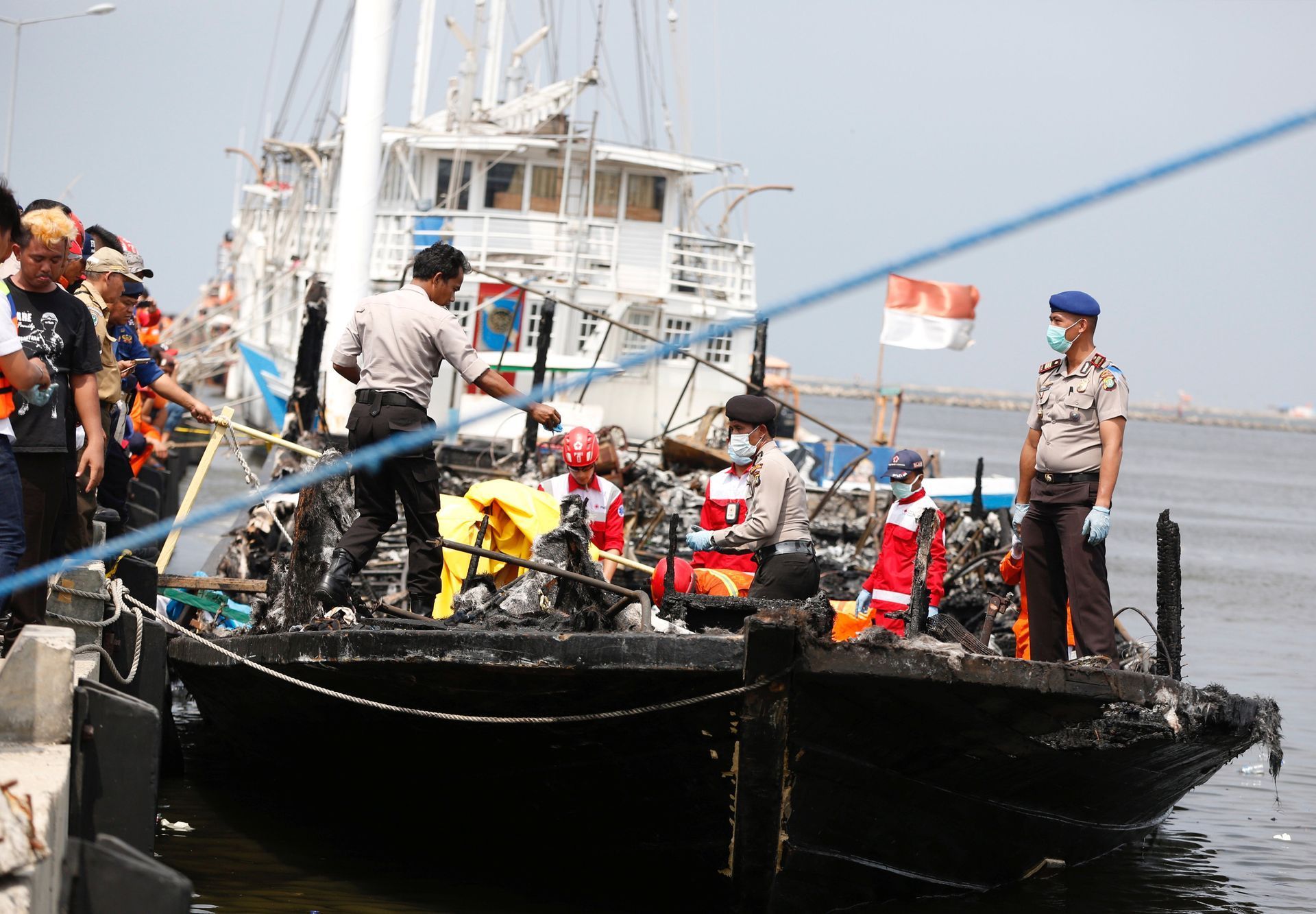Policie a záchranáři pátrají po obětech požáru trajektu nedaleko Jakarty