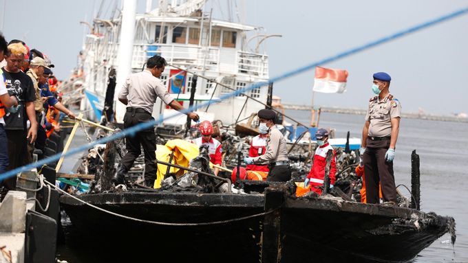 Policie a záchranáři pátrají po obětech požáru trajektu nedaleko Jakarty.
